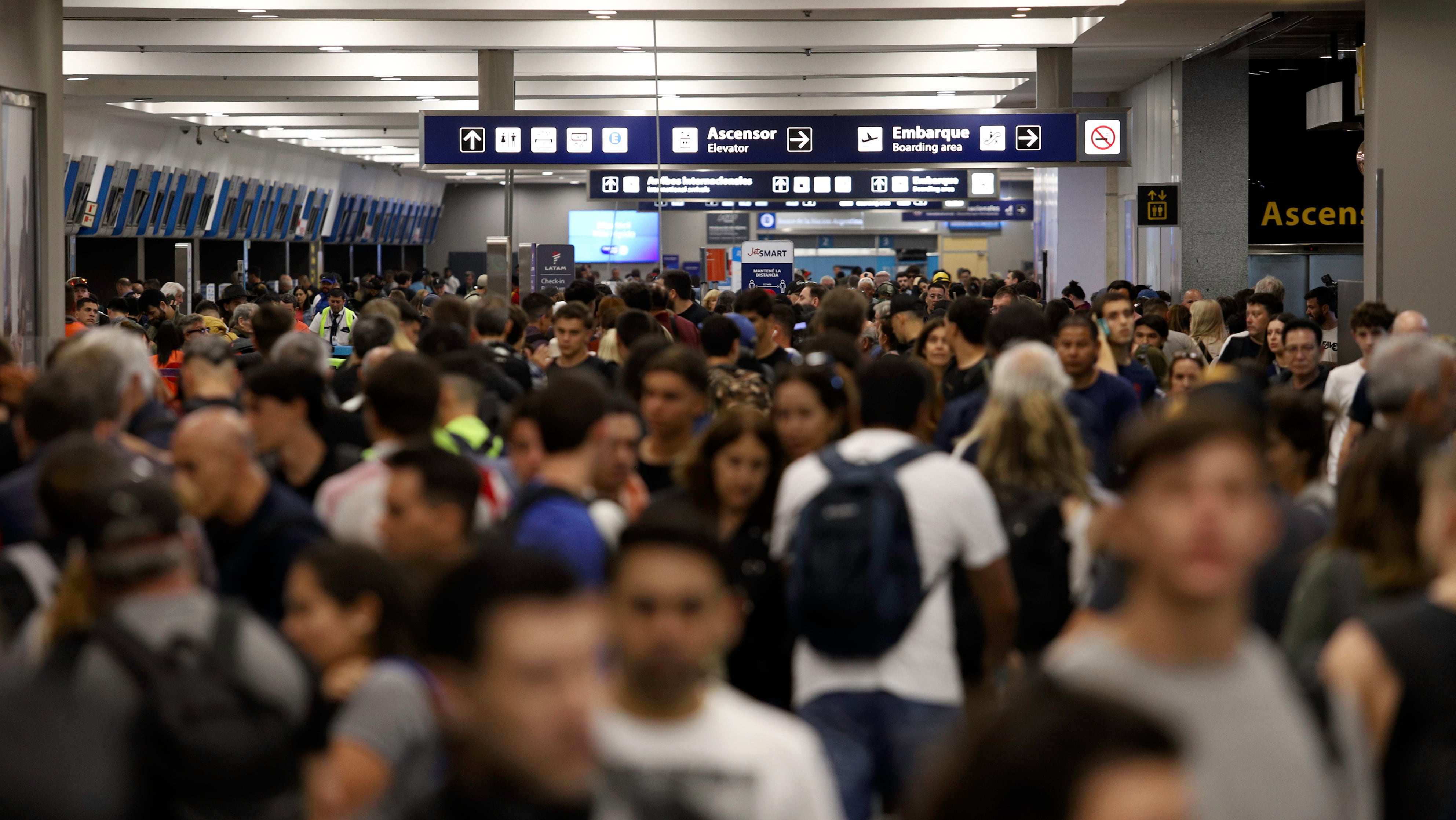 Demoras y cancelaciones en Aeroparque y Ezeiza por una asamblea gremial, luego que el Gobierno informó que echó a 15 empleados de Intercargo. Foto: Damián Dopacio / NA