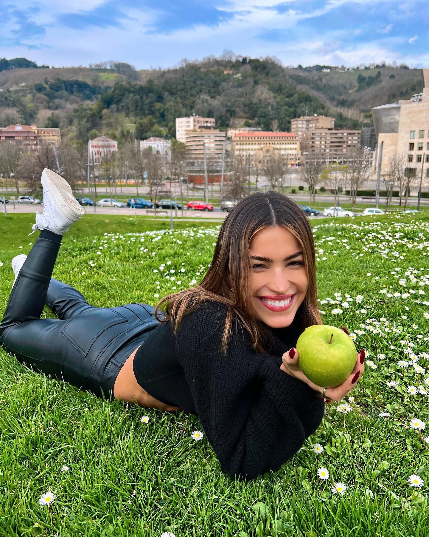 Agus Agazzani levanta la temperatura con una manzana verde y miradas ratoneras