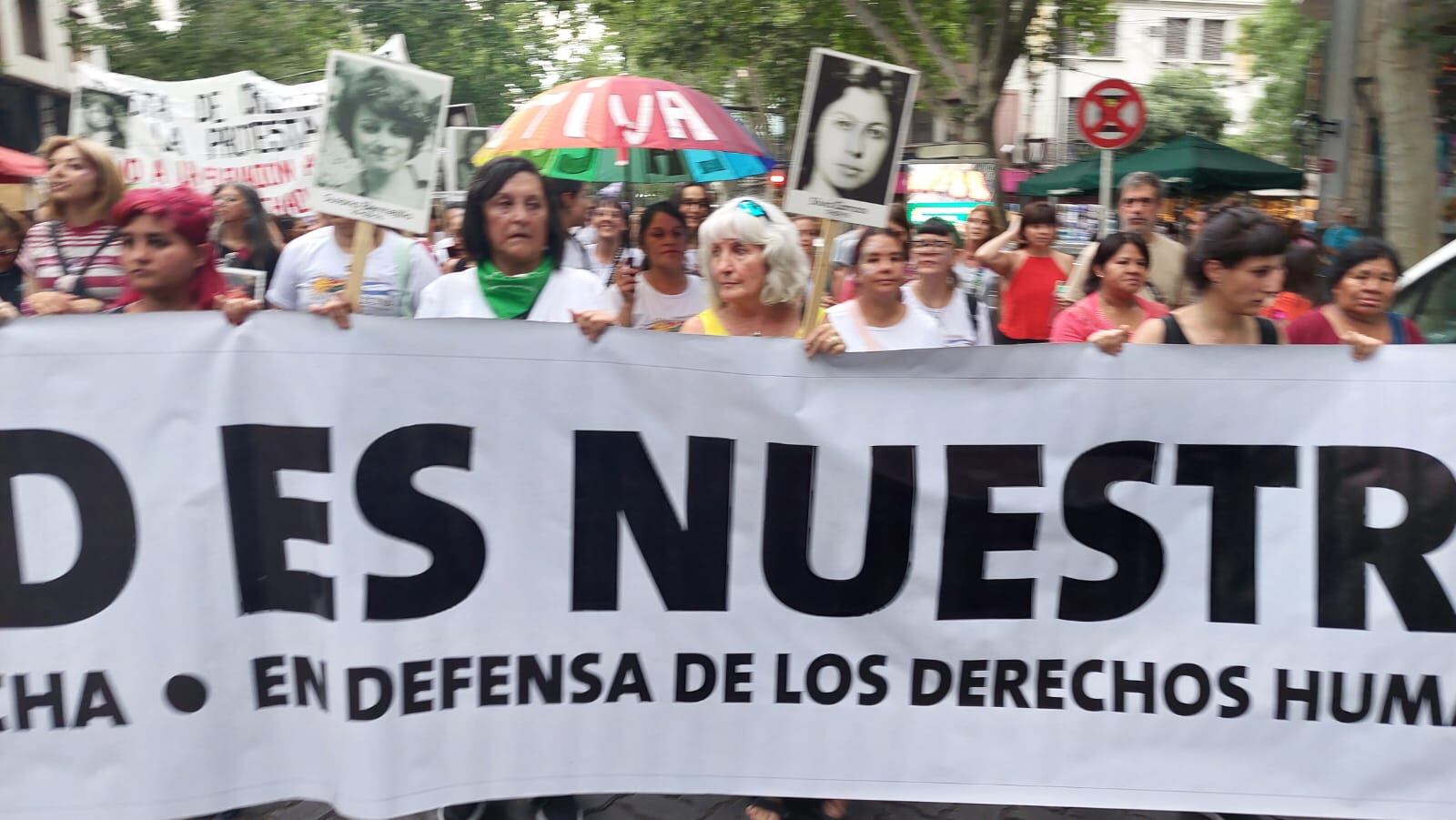 Cientos de mujeres marcharon en Mendoza por el Día de Lucha contra la Violencia de Género.