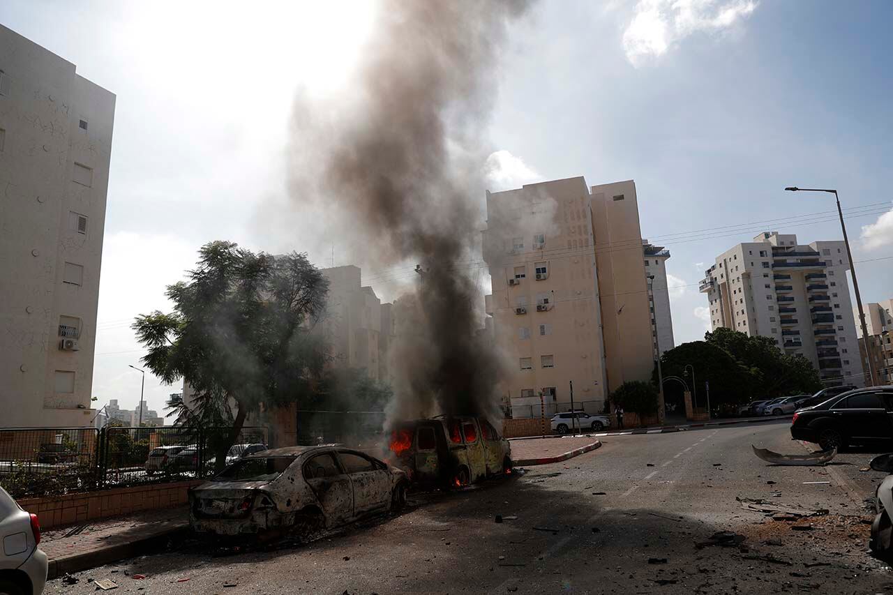 Ashkelon (Israel), 10/07/2023.- Coches destrozados y edificios dañados en la ciudad israelí de Ashkelon tras el lanzamiento de cohetes desde Gaza, 07 de octubre de 2023. Se lanzaron andanadas de cohetes desde la Franja de Gaza a primera hora del sábado en un ataque sorpresa reivindicado por el Movimiento islamista Hamás. EFE/EPA/ATEF SAFADI