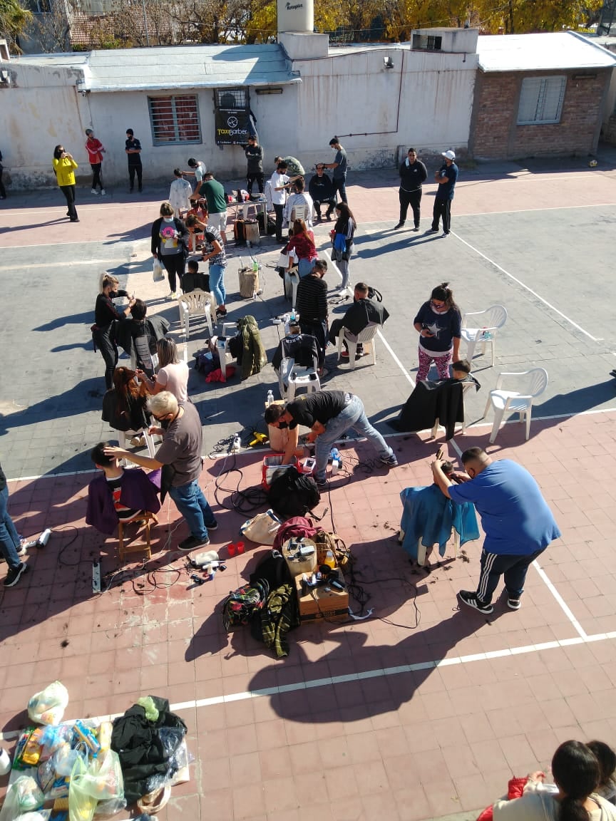 De la primera iniciativa (en el Barrio Cardenal, de Godoy Cruz) participaron 7 barberos. Sin embargo, en la segunda ya fueron 12 y se sumaron 3 estilistas para mujeres que se acercaron.