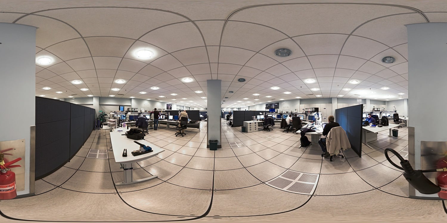 Foto panorámica de la sala de control del Very Large Telescope (VLT), uno de los observatorios astronómicos más modernos del mundo.