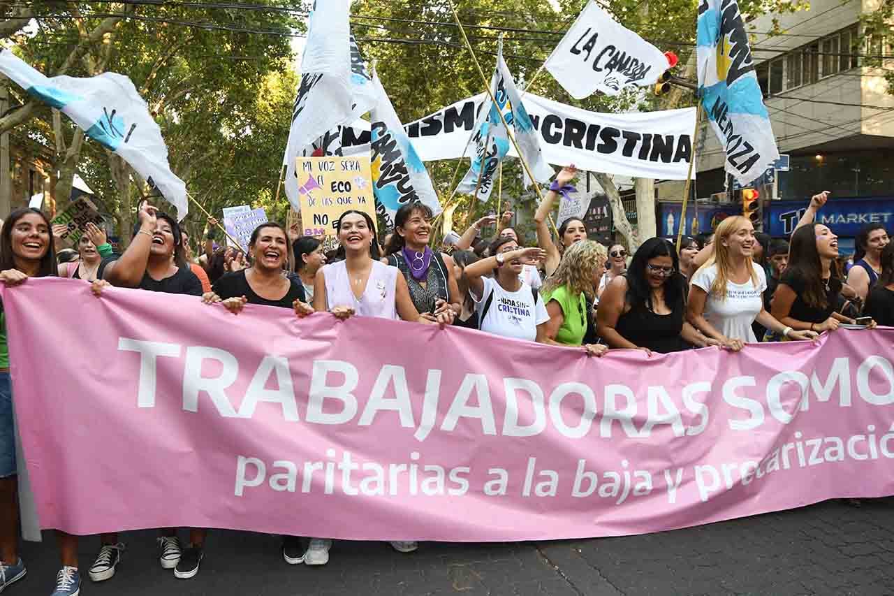 Marcha 8 M en conmemoración del día internacional de la mujer. Miles de mujeres caminaron por las calles de la Ciudad portando carteles, letreros, pancartas y banderas para hacer valer sus derechos
La Senadora Nacional Anabel Fernandez Sagasti estuvo presnete en la marcha junto a la Intendenta de Santa Rosa María Flor Destéfanis
Foto:José Gutierrez / Los Andes 