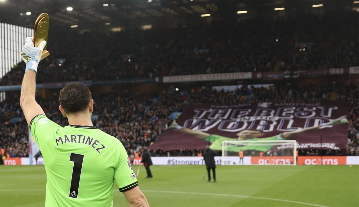 Martínez y otro reconocimiento ante su gente (Foto: Prensa Aston Villa).