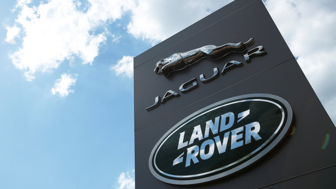 El logotipo de Jaguar Land Rover en un concesionario de Milton Keynes, Reino Unido, el 1 de junio de 2020.