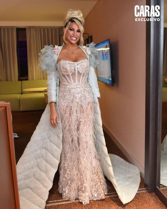 Vicky Xipolitakis con un vestido patriota para los Premios Martín Fierro 2023