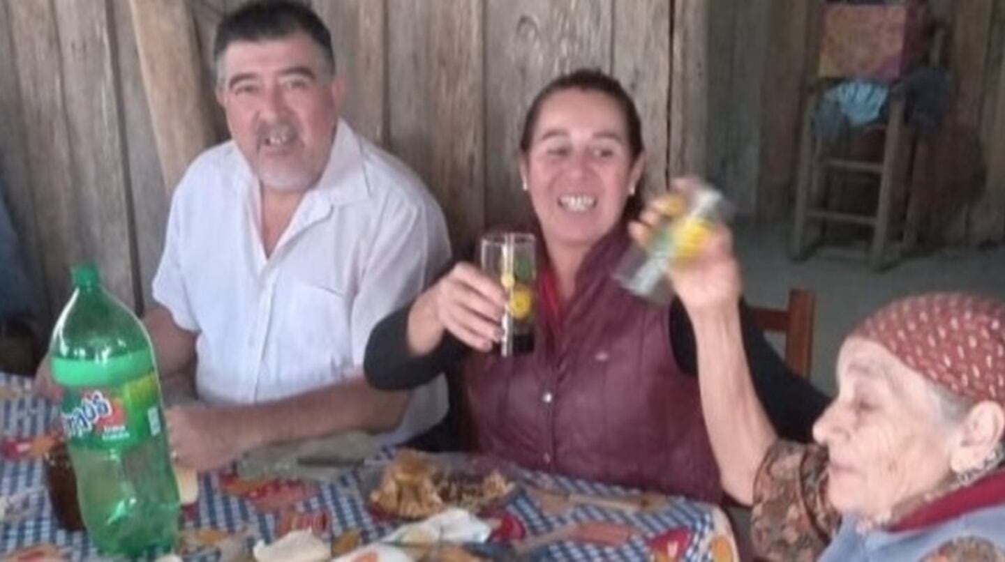 Pérez y Caillava junto a Catalina Peña durante el almuerzo en 9 de Julio. (Gentileza: El Trece)