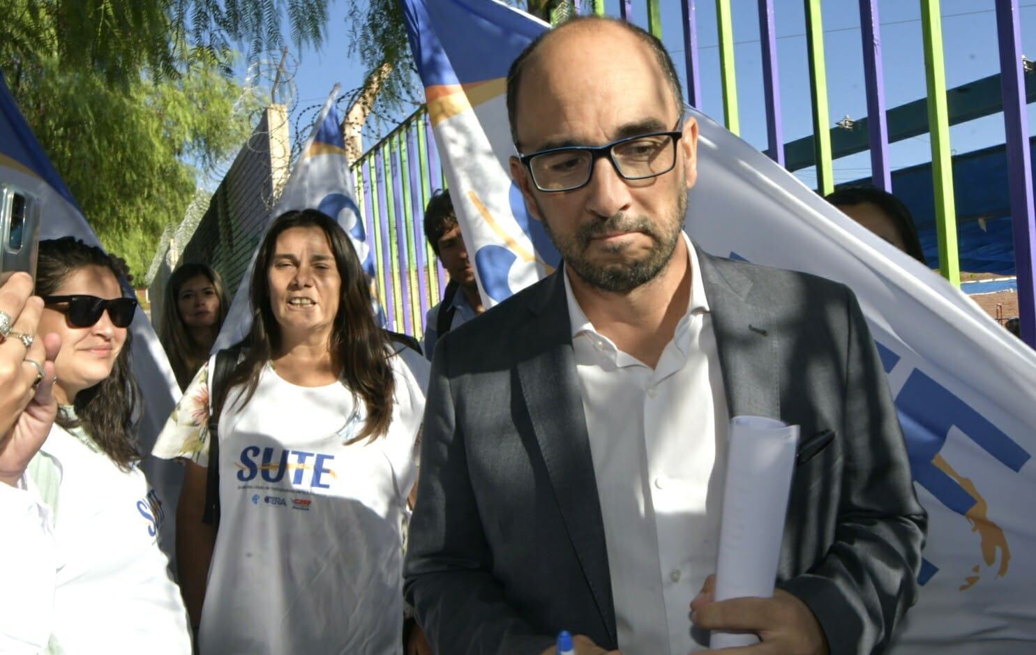 Carina Sedano, secretaria general del SUTE; y José Thomas, director General de Escuelas (DGE). Foto: Orlando Pelichotti / Los Andes