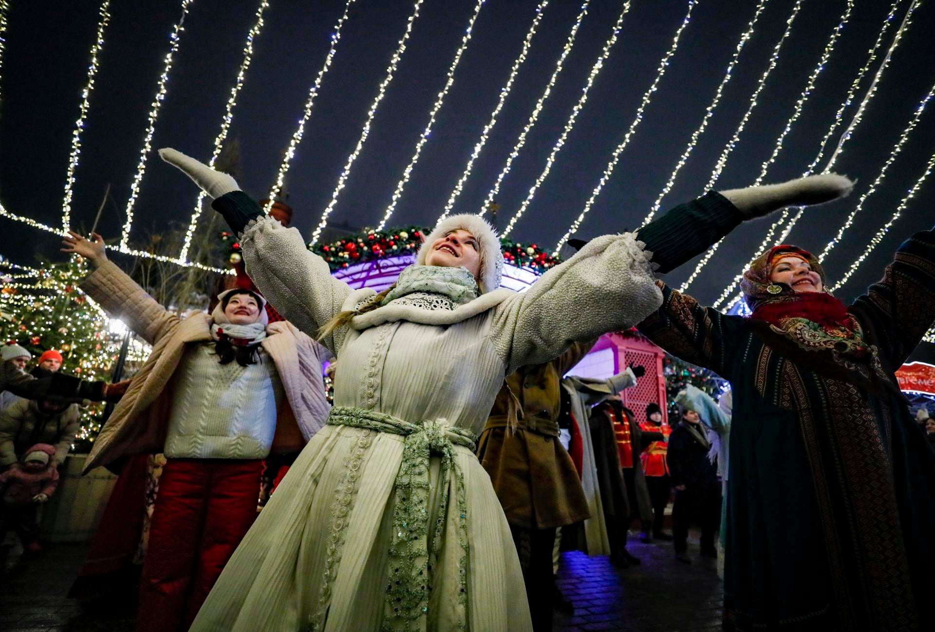 Los espectáculos de fuegos artificiales en Nochevieja y Navidad han sido cancelados en Moscú. La Plaza Roja estará cerrada a los visitantes desde las 18.00 horas del 31 de diciembre de 2023 hasta las 8.00 horas del 1 de enero de 2024. Se reforzarán las medidas de seguridad en el centro de la capital. Foto: EFE/EPA/YURI KOCHETKOV