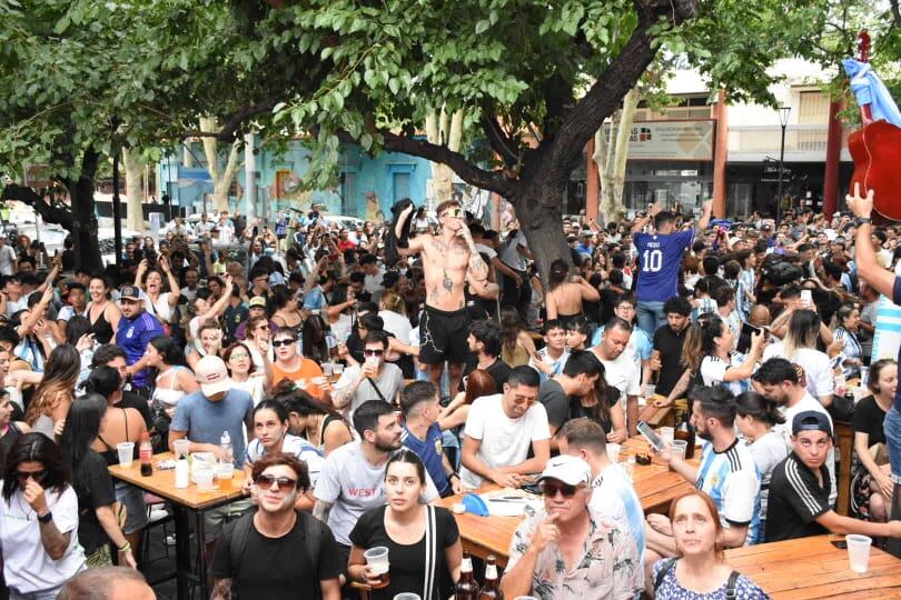 Festejos en calle Arístides - Mariana Villa