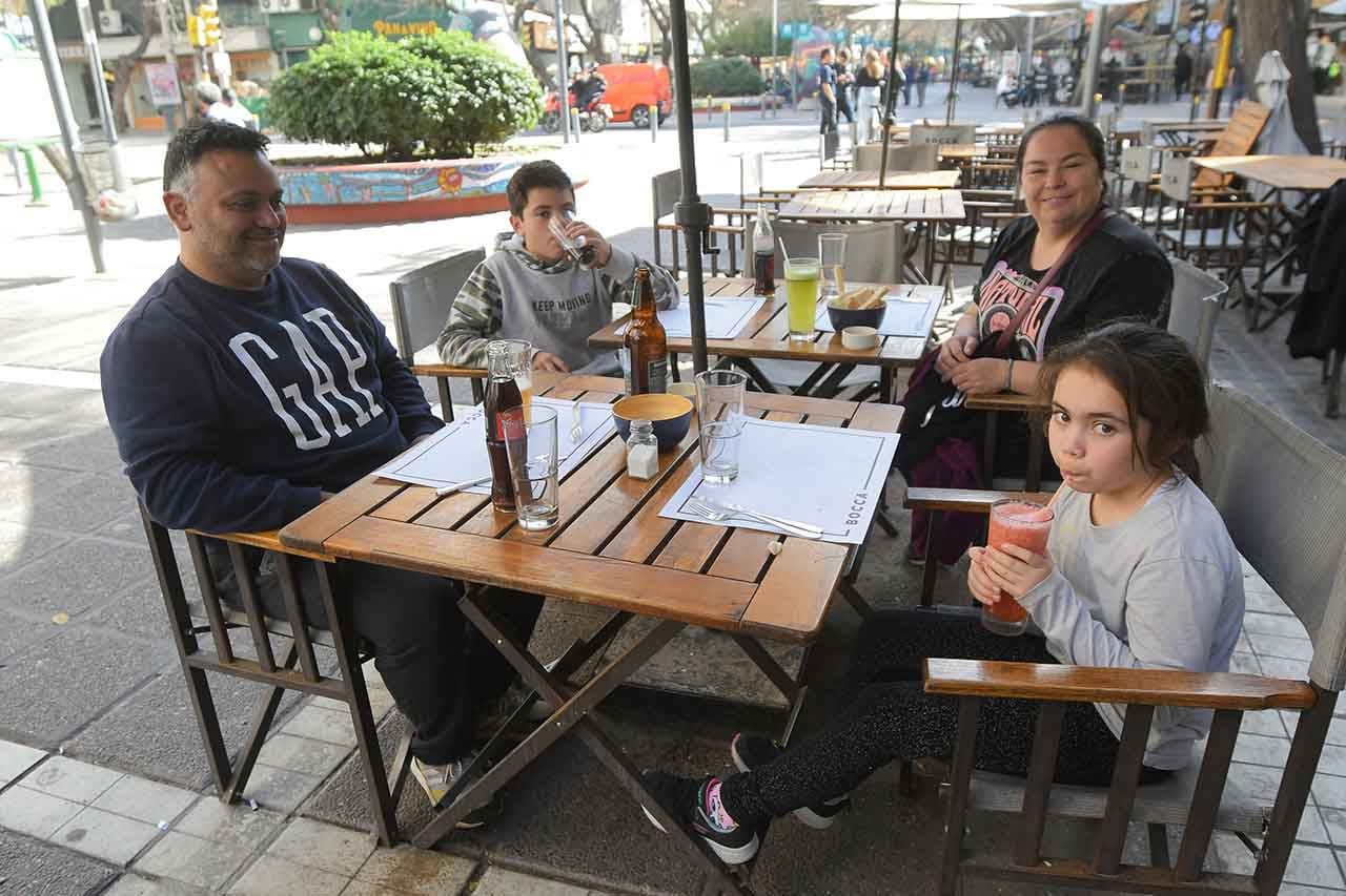 Los chilenos aprovechan ofertas para comprar y comer en restorantes de la ciudad.
Esta familia chilena de La Calera, disfruta de vacaciones y compras en Mendoza

 Foto: José Gutierrez / Los Andes 