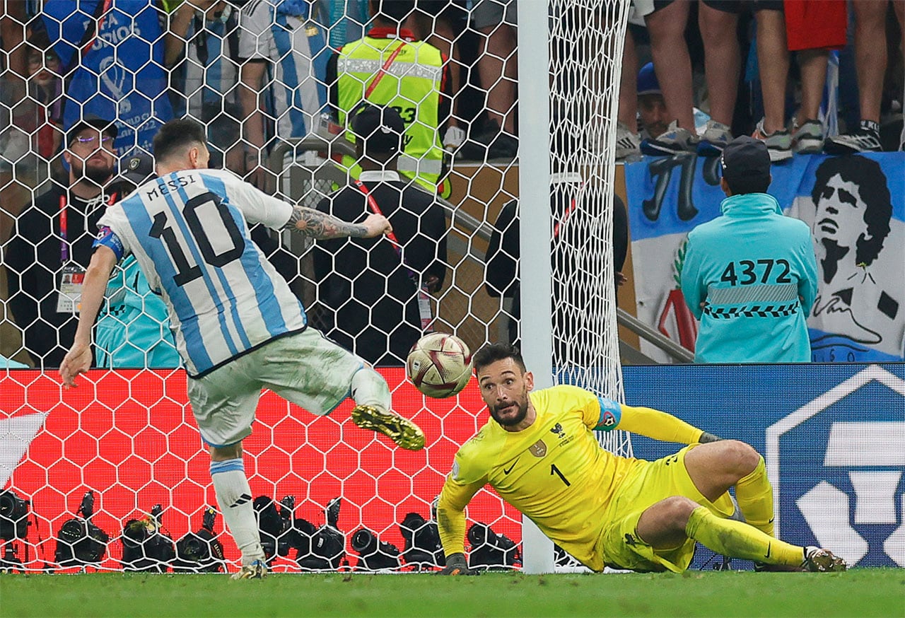 Lusail (Qatar), 18/12/2022.- Lionel Messi (L) of Argentina scores the 3-2 lead against France's goalkeeper Hugo Lloris (R) during the FIFA World Cup 2022 Final between Argentina and France at Lusail stadium in Lusail, Qatar, 18 December 2022. (Mundial de Fútbol, Francia, Estados Unidos, Catar) EFE/EPA/Ronald Wittek
