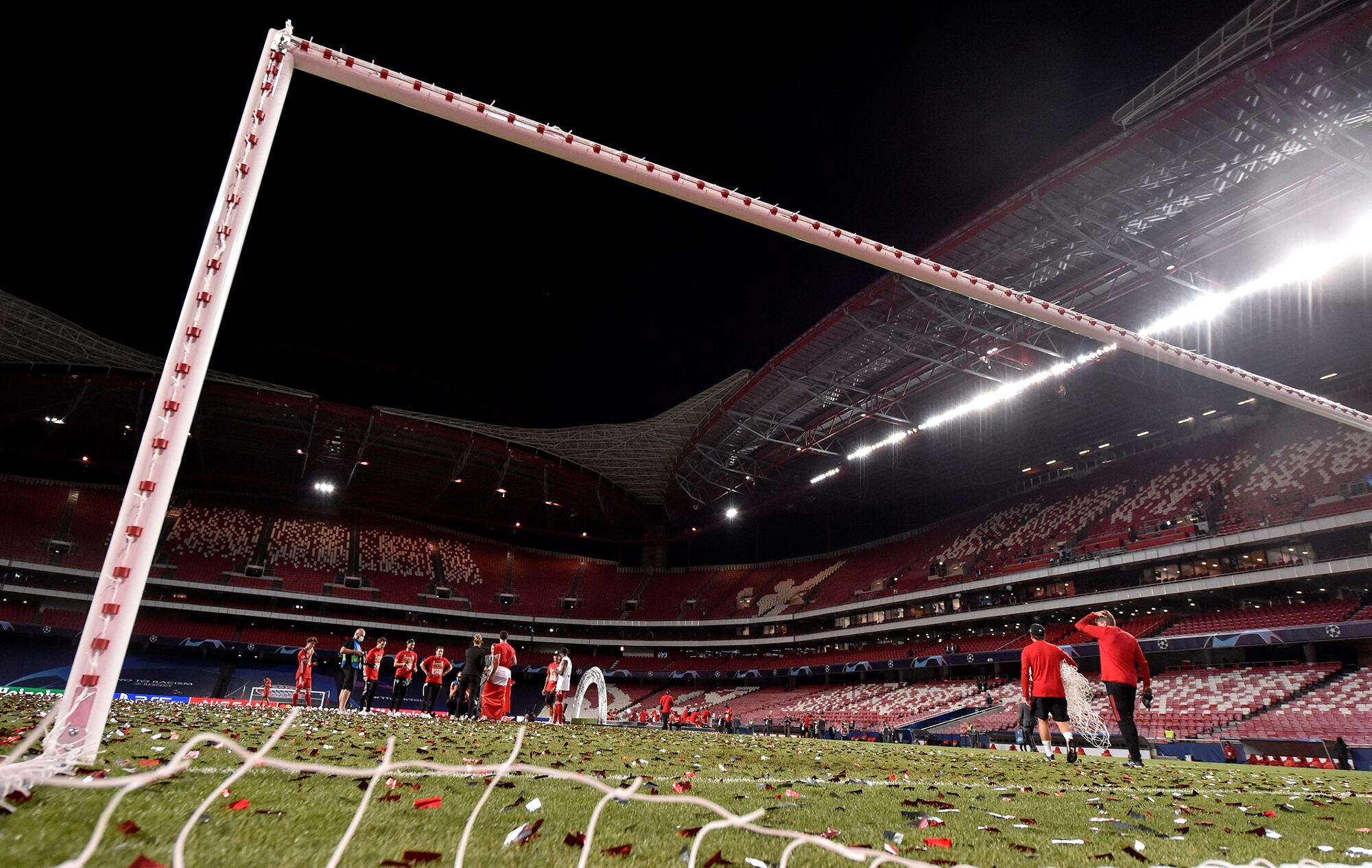 Los jugadores del Bayern se llevaron la red del arco en un estadio vacío debido a las restricciones por la pandemia del coronavirus.