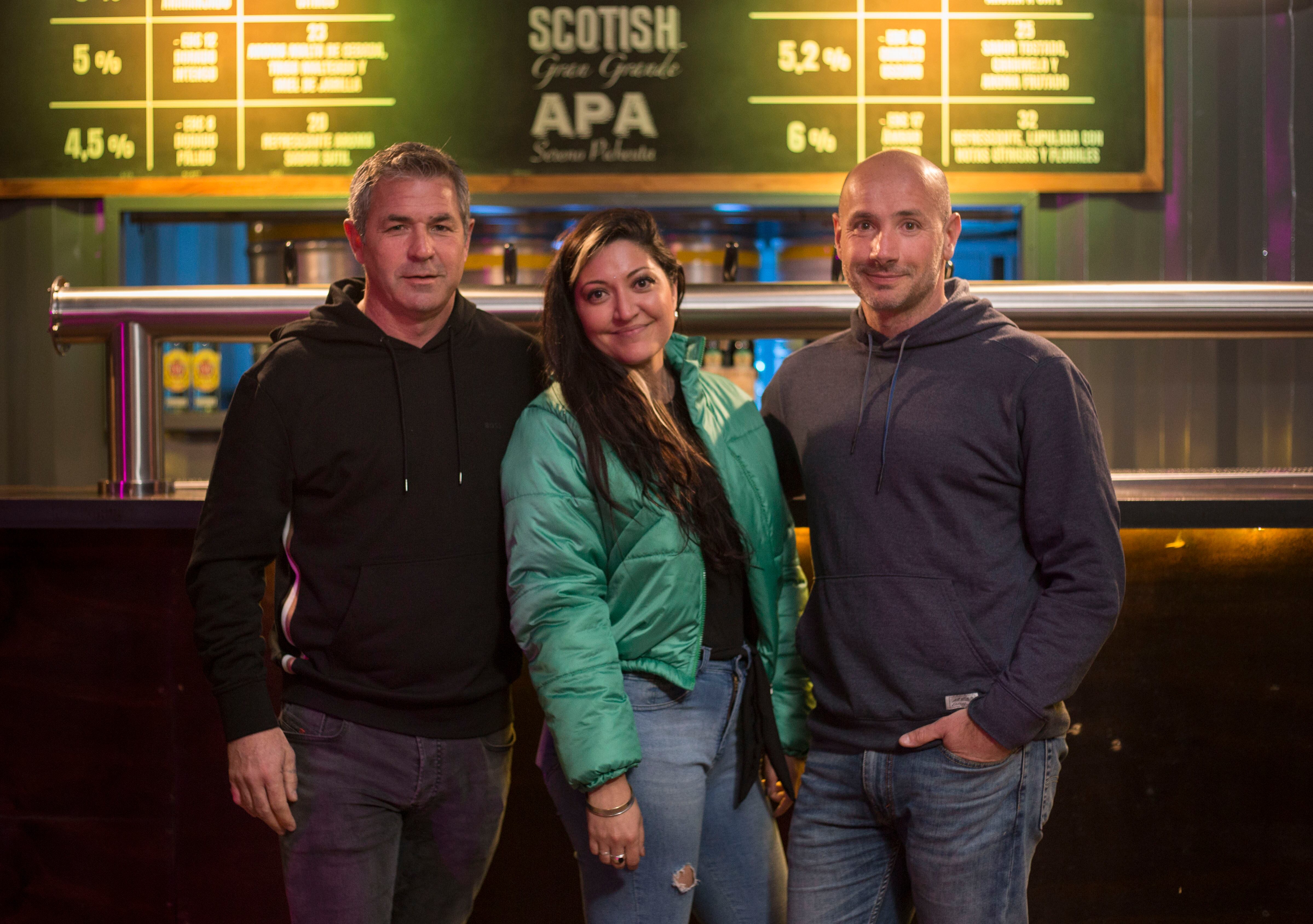 Verónica Ramírez Sterponi, maestra cervecera de 23 Ríos Craftbeer; junto a Nicolas Massaccesi (der.) y a Eduardo Bertolotti (izq.). 