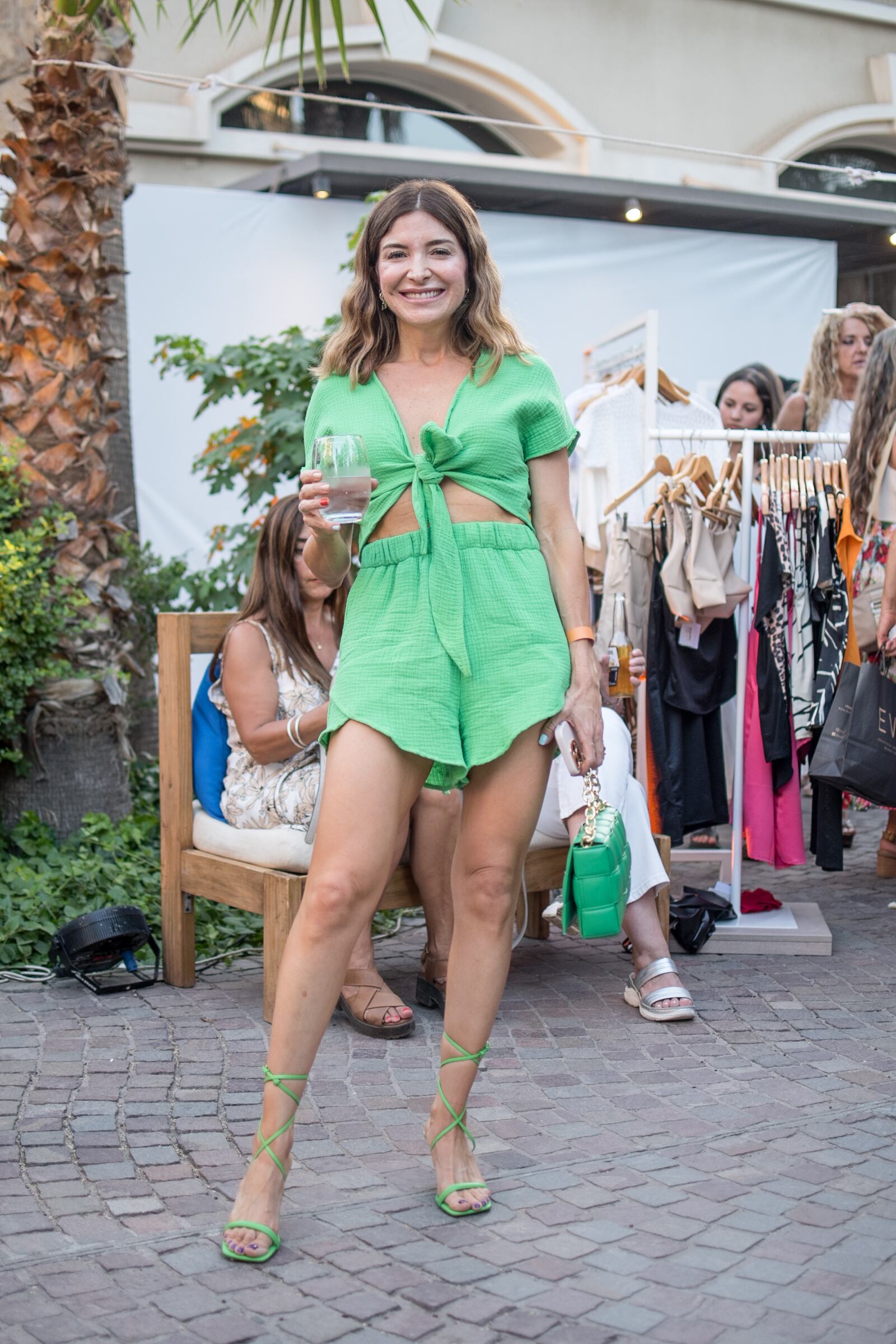 Luciendo el verde de la temporada la diosa de Agus de Cosa de Mujeres