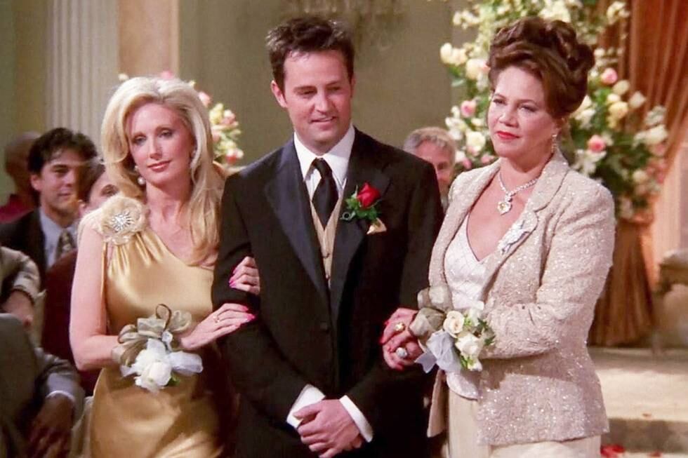 Matthew Perry junto a Morgan Fairchild y Kathleen Turner, sus padres en Friends