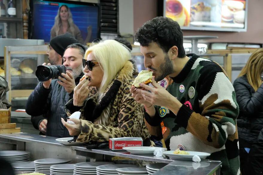 Susana Giménez y Sebastián Yatra disfrutaron de una pizza de “parados” (foto: gentileza Gerardo Viercovich/La Nación)