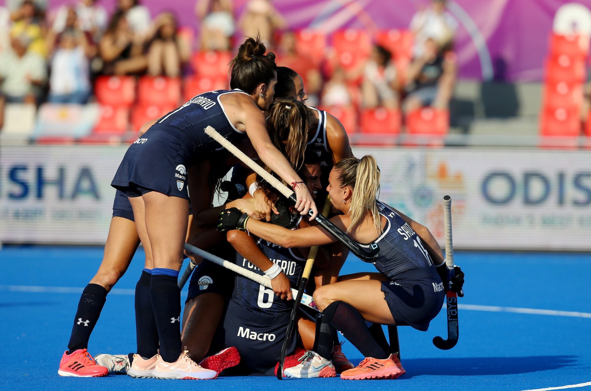 La Selección Argentina de hockey sobre césped venció a Inglaterra 1-0 y enfrentará a Alemania en las semifinales del mundial.