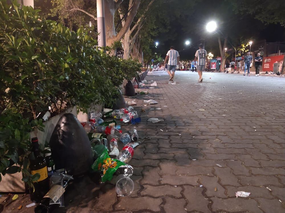 Basura en calle Arístides de Mendoza tras los festejos por Argentina campeón (Mariana Villa / Los Andes)