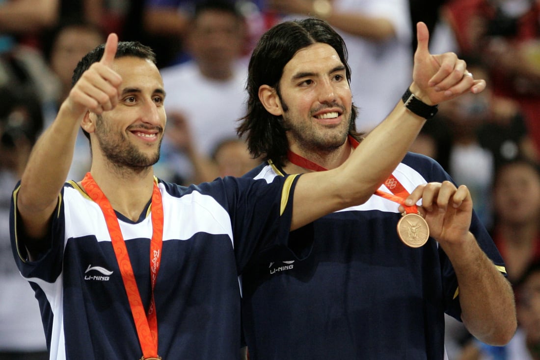 Luis Scola, junto a Manu Ginóbili, con la medalla de bronce en Beijing 2008. (AP)