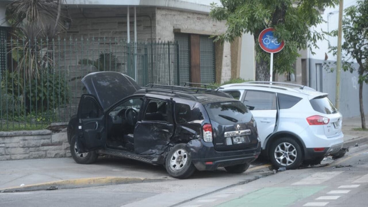 Al colisionar, ambas camionetas terminaron sobre una de las veredas y chocaron contra un árbol y el frente de una de las viviendas.
Foto: Luciano Thieberger / Clarín