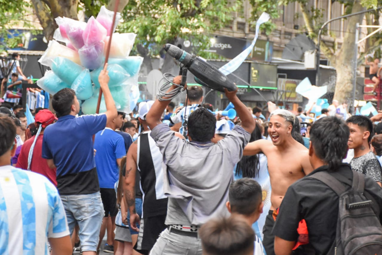 Argentina ya esta en cuarto de final y Mendoza lo festejo así. 
Foto: Mariana Villa / Los Andes