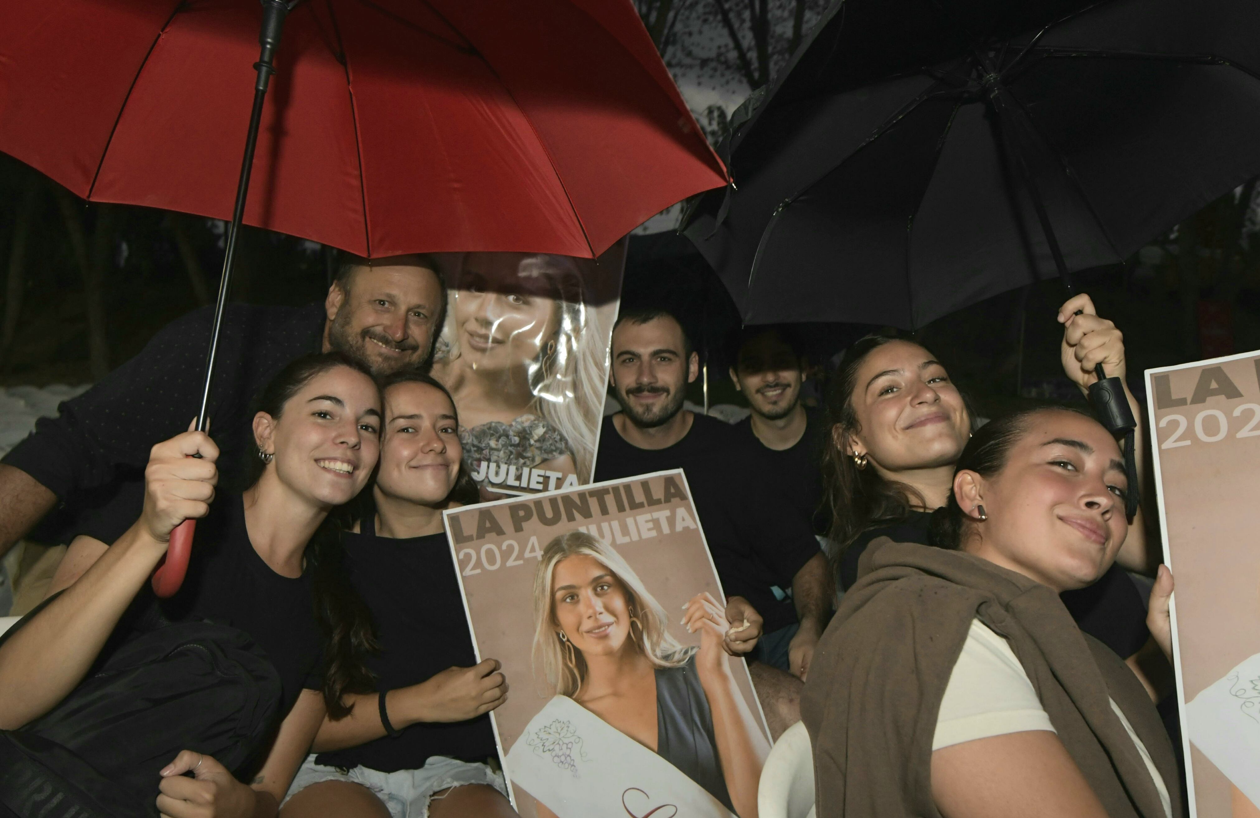 Asistentes preparados con el paraguas para no perderse la fiesta de Luján de Cuyo 2024 Foto: Orlando Pelichotti