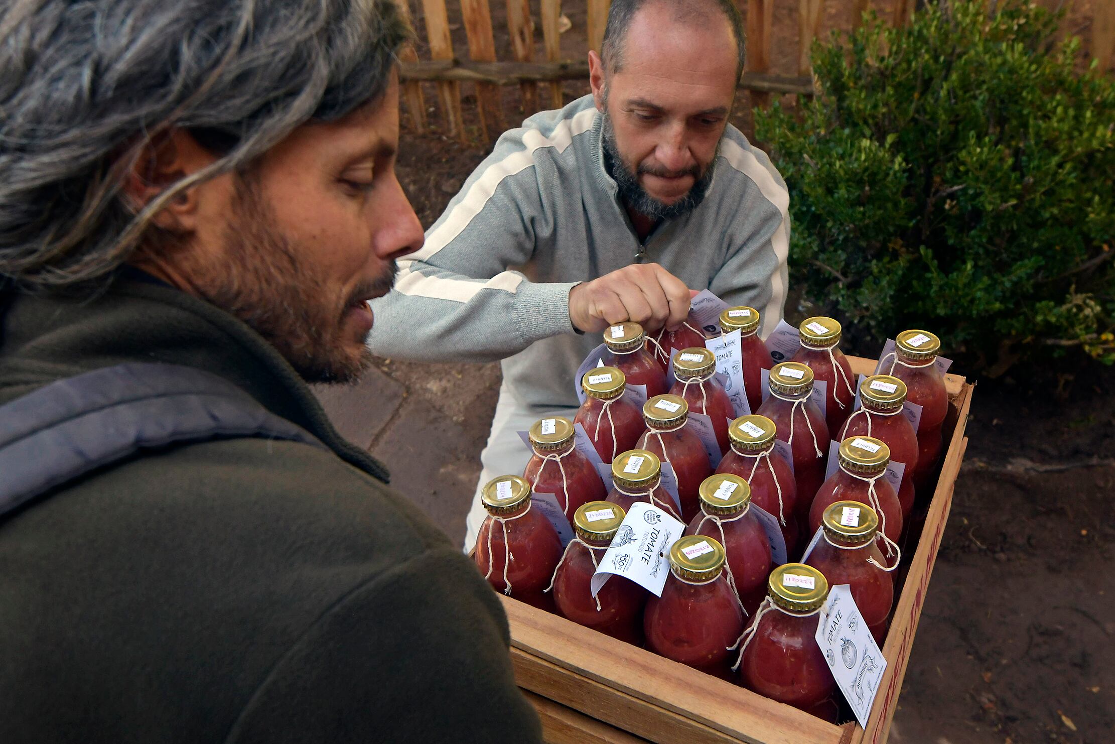 La enseñanza de gestión comunitaria, es aplicada en cada jornada. Los padres en plena producción de salsas y conservas. Foto: Orlando Pelichotti