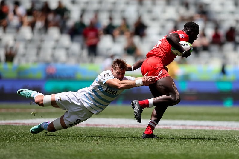 Matías Osadczuk tacklea a un jugador keniata, en el lance que Argentina venció por 26-14.