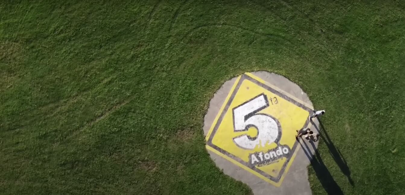 Dentro de las 20 hectáreas de campo tiene un helipuerto.