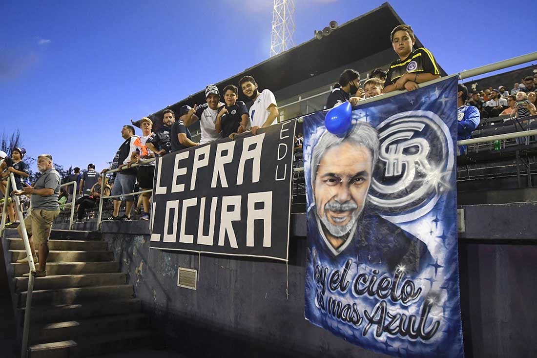 Los hinchas demuestran toda la locura y el cariño por su equipo en sus banderas.
Foto José Gutierrez