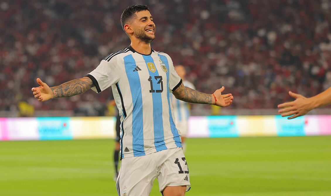 Romero, de cabeza, metió el segundo para la selección (Foto: Prensa Argentina).