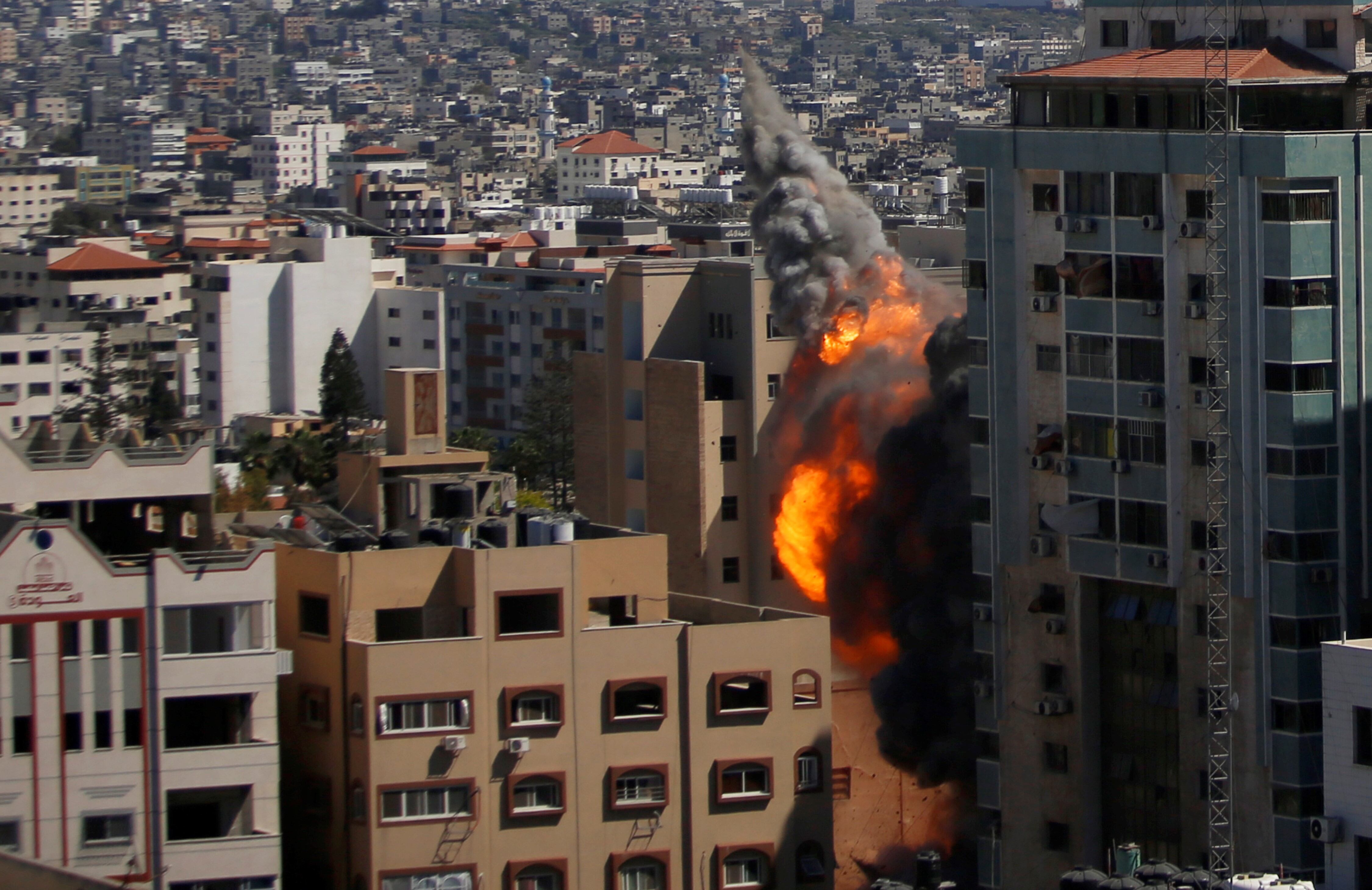 El momento en el que el edificio sede de la agencia AP es derribado por las Fuerzas Armadas israelíes. AP