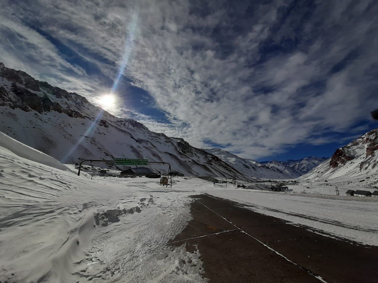 Las rutas 40 y 143 fueron cortadas en algunos tramos y Vialidad trabajó en la limpieza. En tanto en el complejo Horcones se acumularon varios centímetros de nieve.