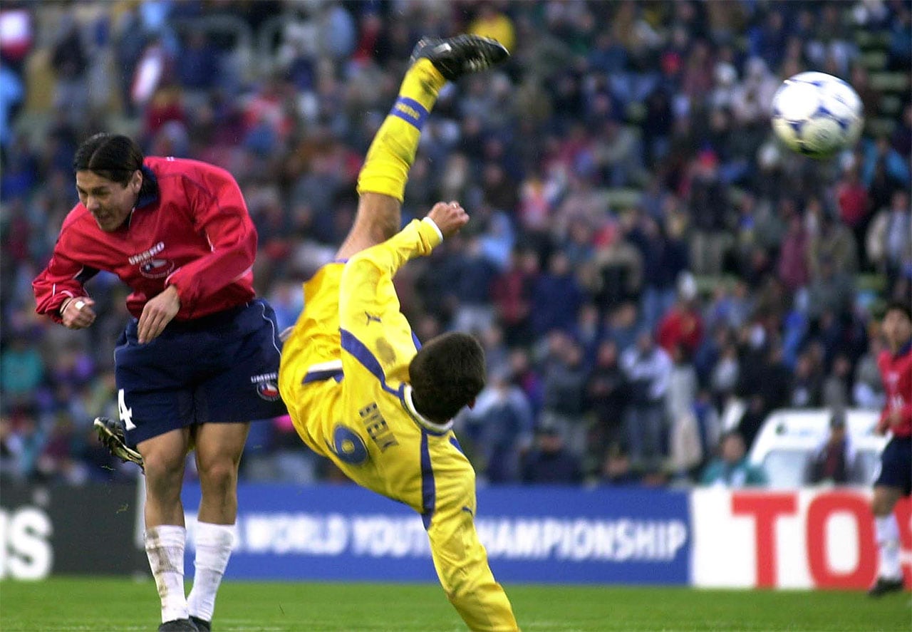 Olekci Byelic, patea de volea para convertir un gol, frente a la marca del chileno hugo droguett, el 17 de junio de 2001 en el estadio Malvinas Argentinas de Mendoza, durante el partido valido del grupo C en el Mundial Juvenil Sub-20 Argentina