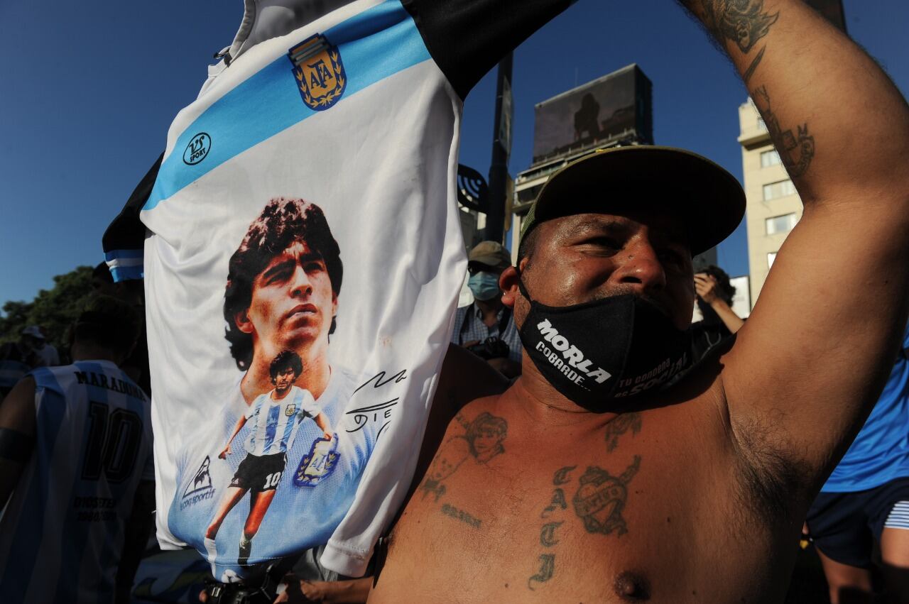 Multitudinaria y caótica marcha por Maradona en el Obelisco para reclamar por la muerte del Diez.