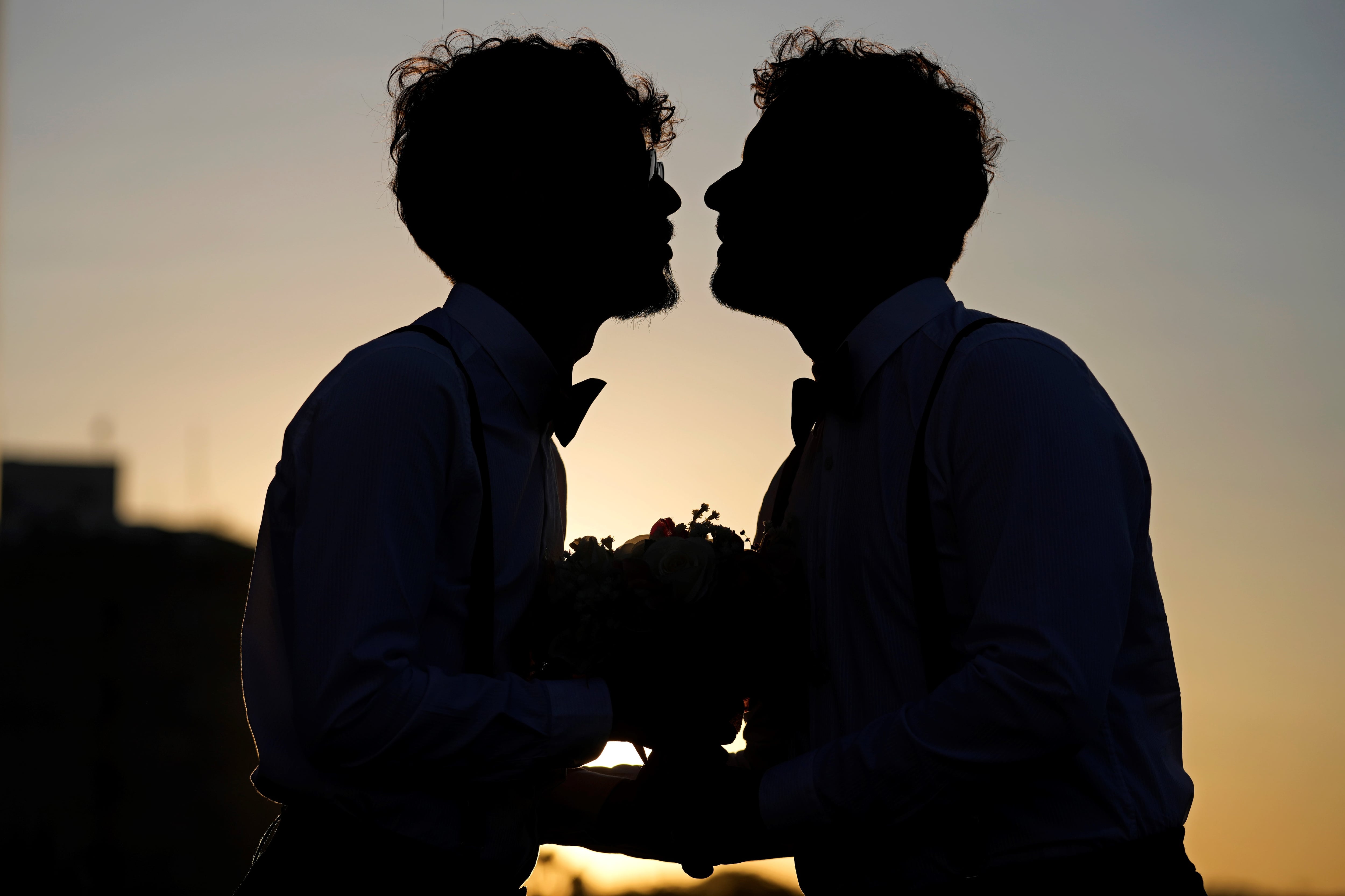 LGBT+: 36% de las personas de crianza se molestó o dejó de hablarle a la persona que manifestó su identidad de género por fuera de los criterios heteronormativos. 
Guilherme Tavares y Sergio Murilo celebran después de unirse en matrimonio en una ceremonia de boda masiva entre personas del mismo sexo, organizada para conmemorar el Mes del Orgullo en Goiania, Brasil, el viernes 28 de junio de 2024. (AP)