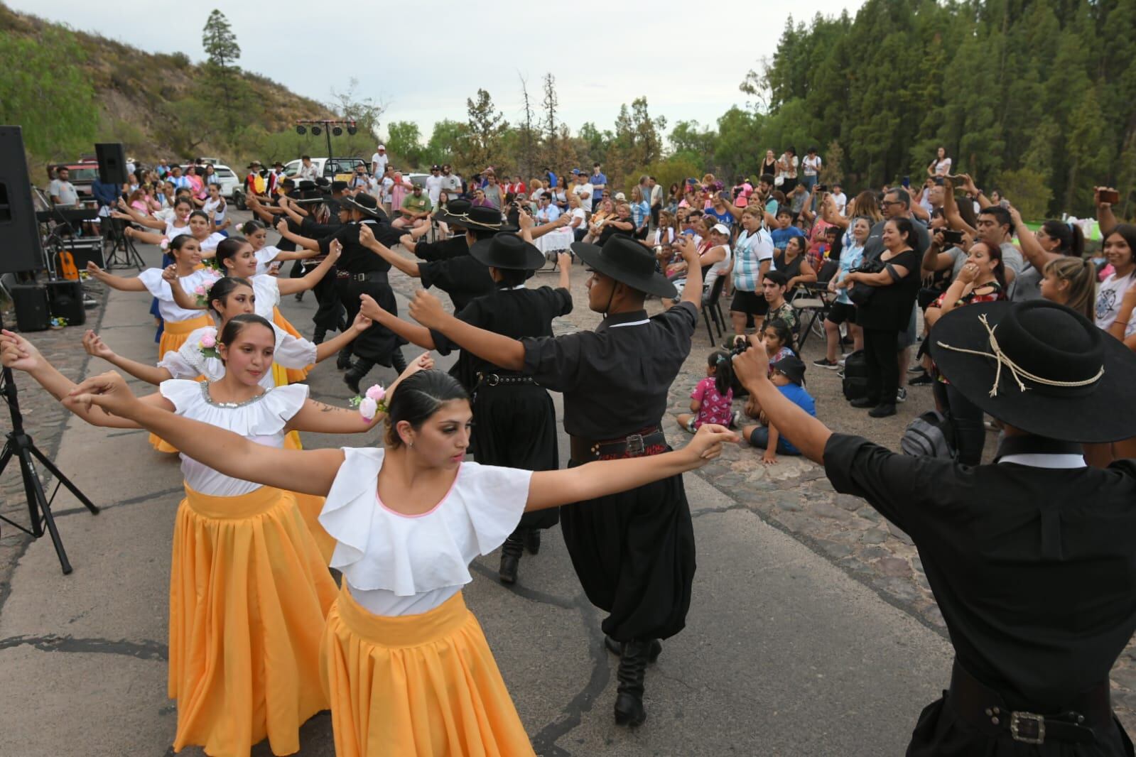 "Chinitas y gauchos" bailaron zambas, cuecas y gatos en la previa de la vendimia de los cerros.