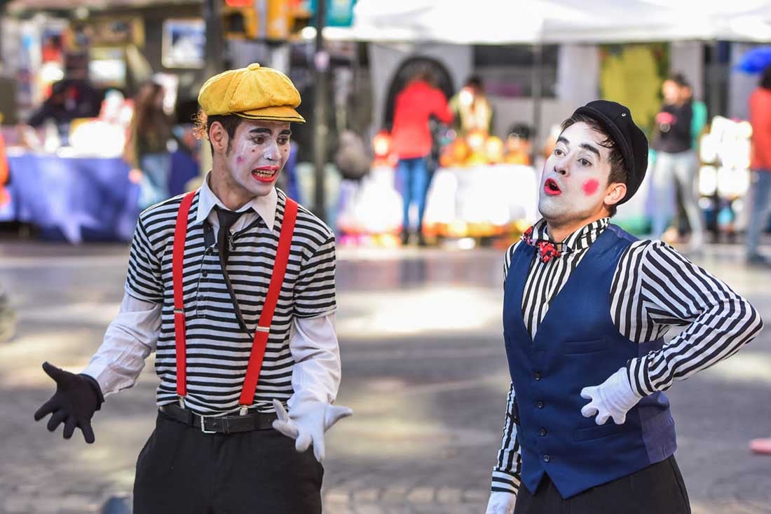 Los mimos le ponen color y alegría a una tarde fresca en Peatonal Sarmiento de Ciudad