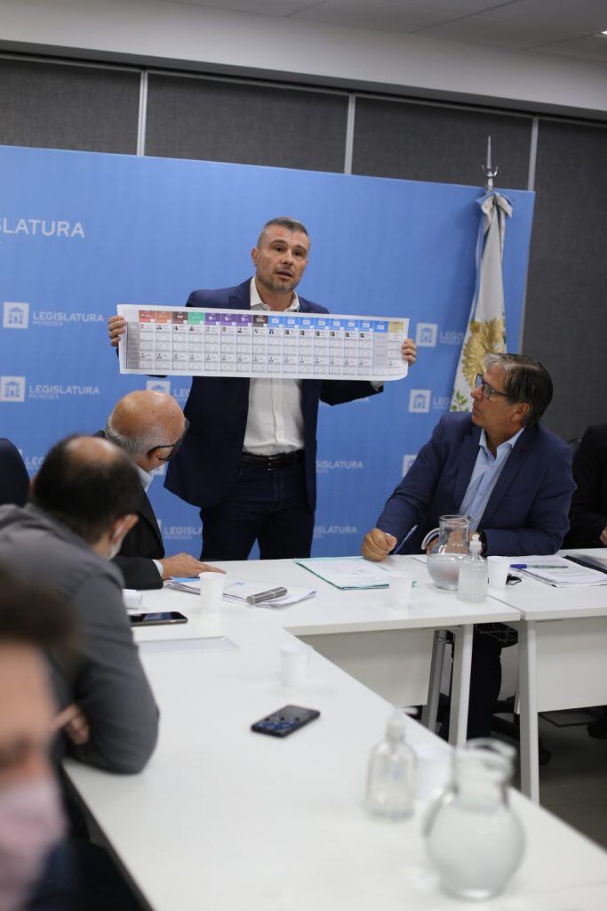 Diego Costarelli, senador radical, muestra un modelo de la Boleta Única. Prensa Legislatura.