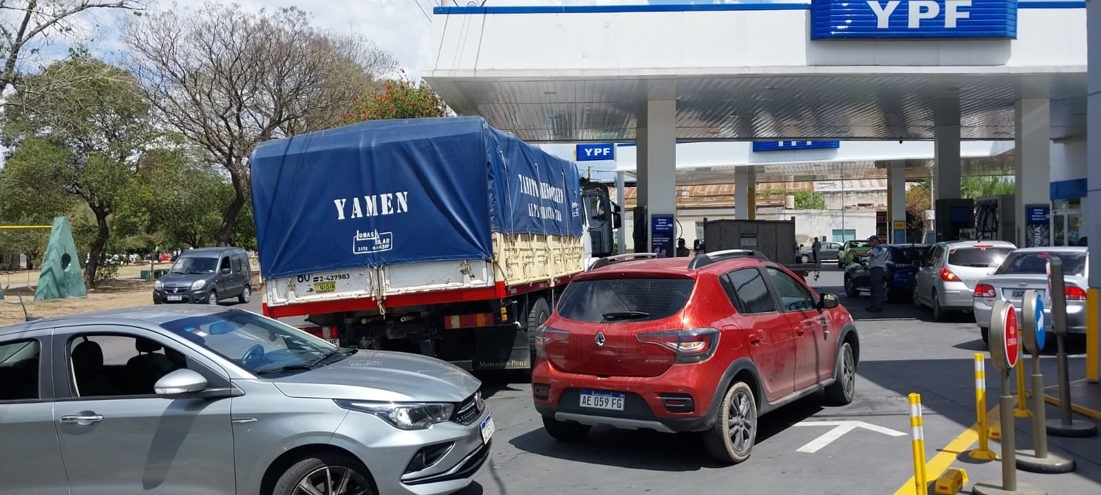 Largas colas en estaciones de servicio para conseguir combustible en Córdoba. (Pedro Castillo/La Voz)