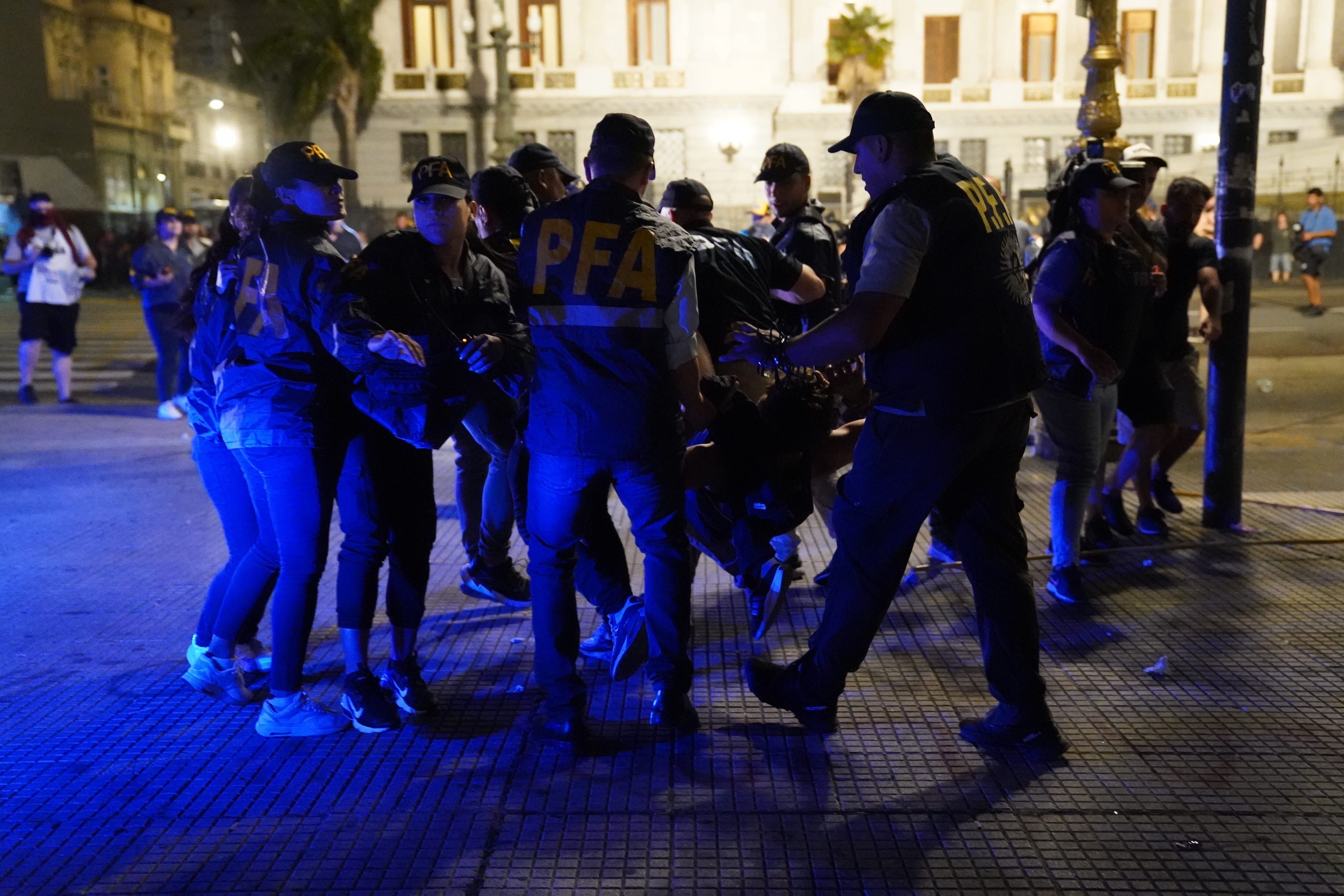 Enfrentamientos entre la Policía y manifestantes en el Congreso: tiraron balas de goma y gas pimienta. Foto: Juan Tesone / Clarín