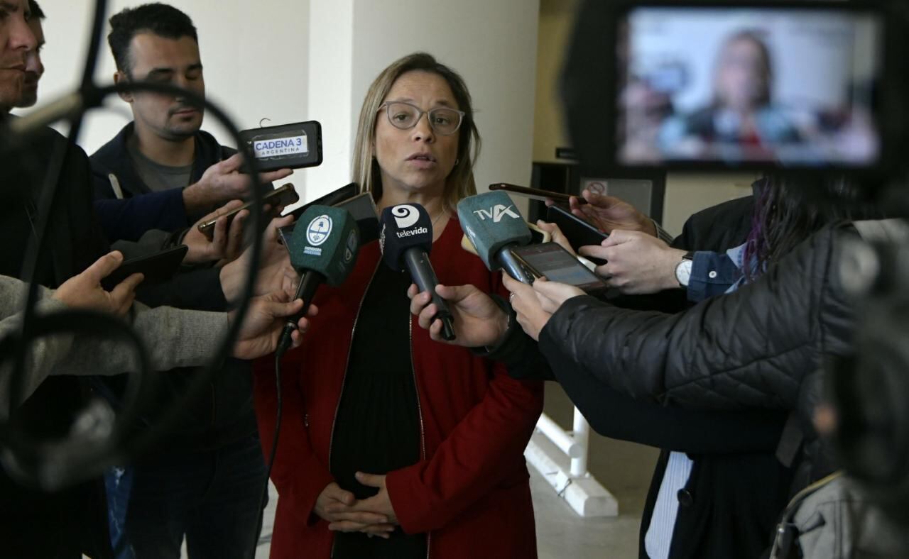 Beatriz Martínez habló con la prensa tras la reunión paritaria. Foto: Orlando Pelichotti / Los Andes