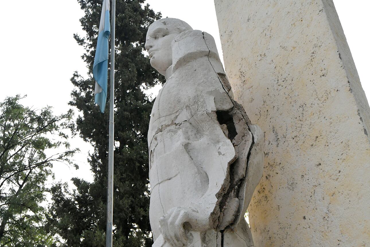 Una emblemática estatua de Dorrego está al borde del derrumbe por fallas estructurales. Foto: Orlando Pelichotti / Los Andes.