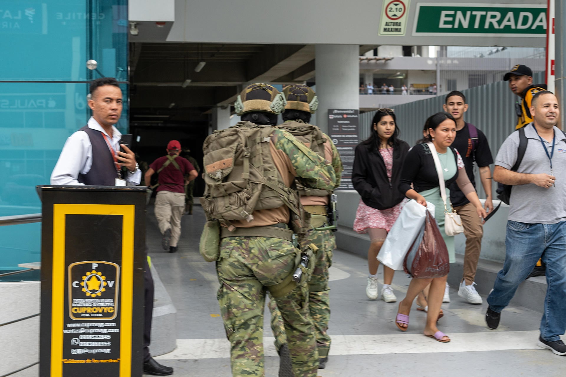 Soldados ecuatorianos persiguen hoy a un presunto delincuente mientras ciudadanos evacúan a pocas cuadras de la sede del canal de televisión TC, donde encapuchados armados ingresaron y sometieron a su personal durante una transmisión en vivo, en Guayaquil (Ecuador). Foto: EFE/Mauricio Torres