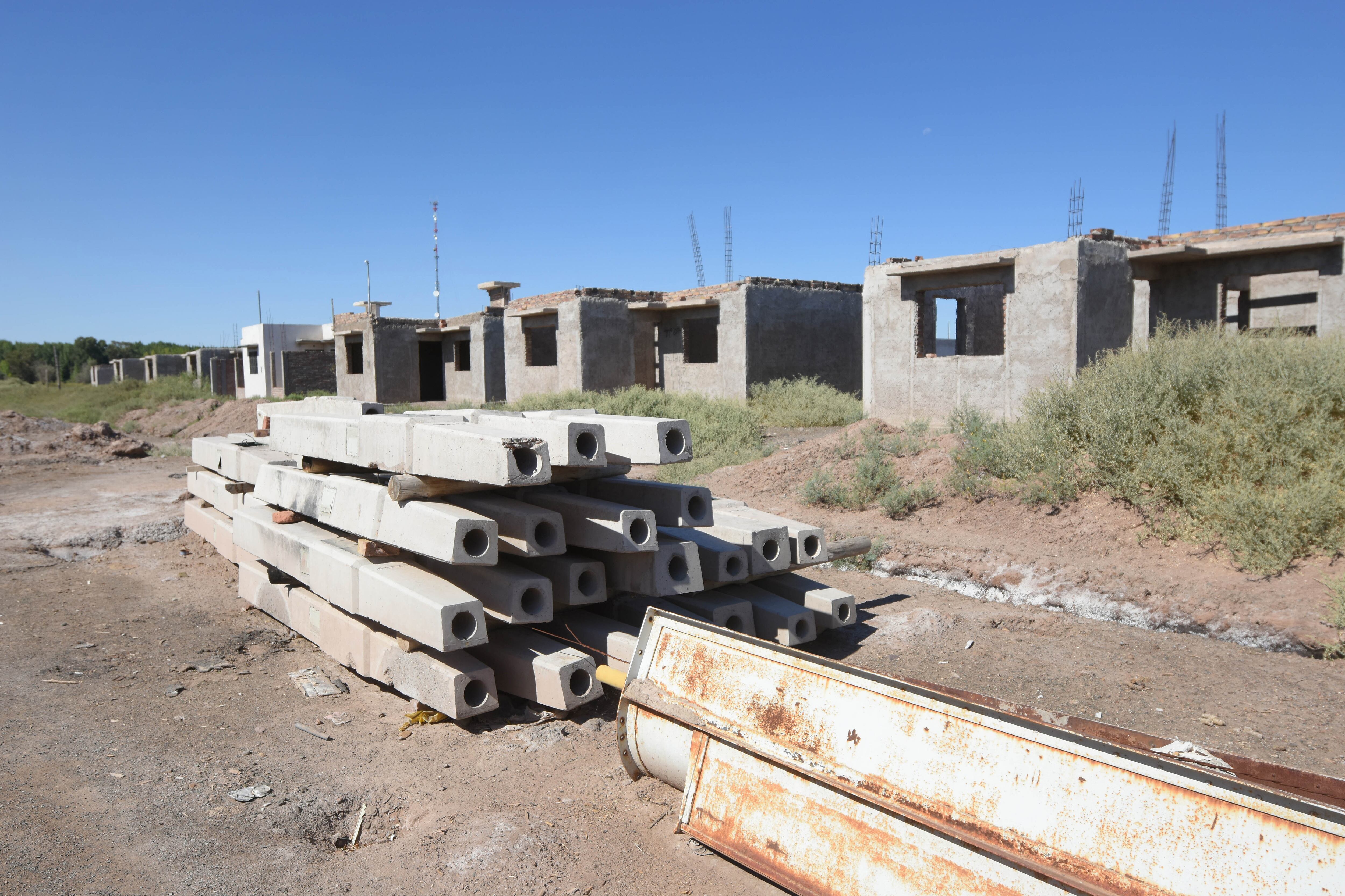 Barrio Tupac Amaru
Viviendas del barrio Tupac Amaru del departamento de Lavalle que está abandonado y la construcción de las  casas a media terminar