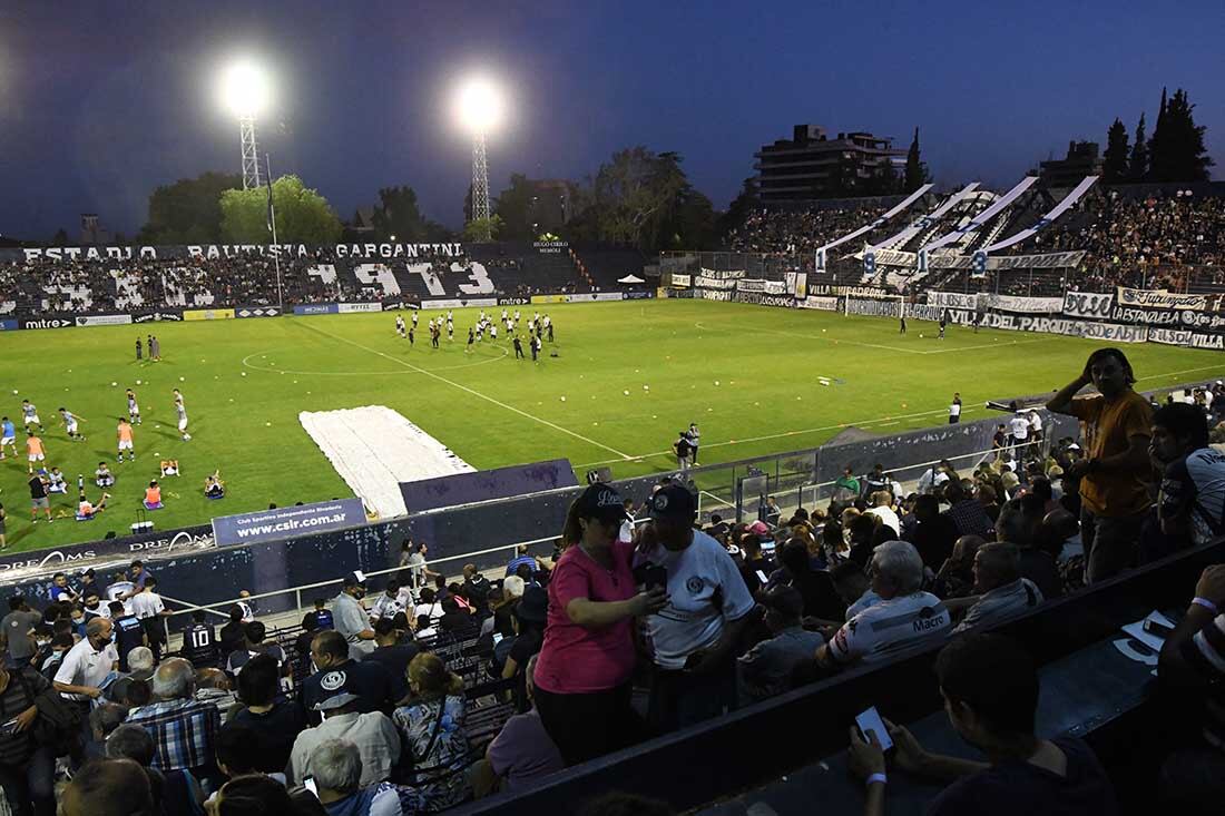 Poco a Poco el estadio se va colmando de simpatizantes para alentar a Independiente Rivadavia.
Foto José Gutierrez