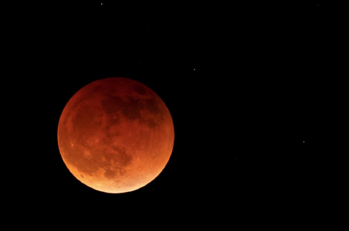 La Luna se tiñó de rojo en un espectacular eclipse total lunar (AP)