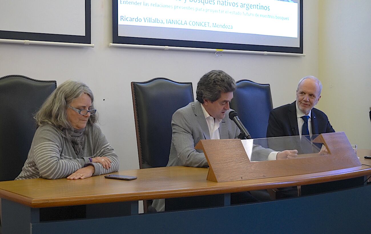 Mesa académica durante la presentación de Ricardo Villalba como nuevo miembro de la institución. Foto: Gentileza/Ancefn o Academia de Ciencias Exactas.