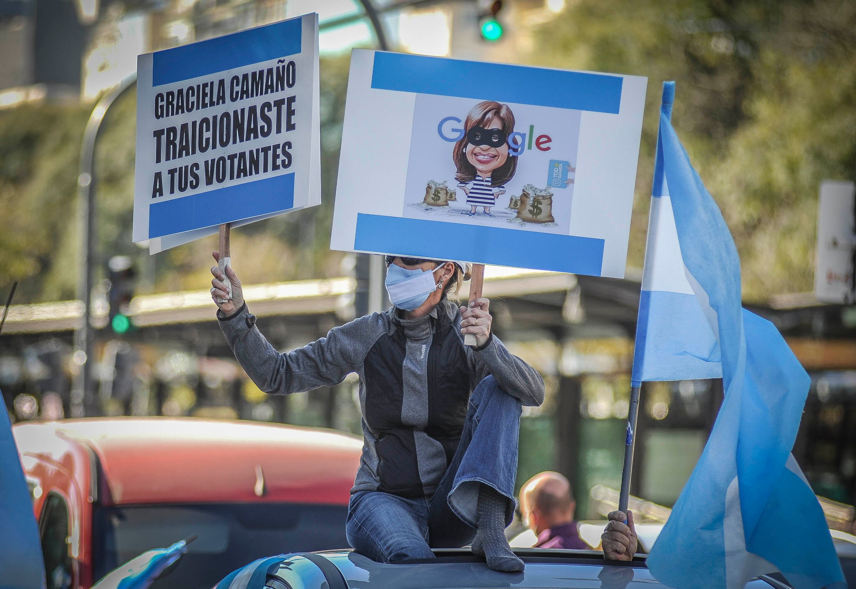 Una manifestante protesta con pancartas en contra de Cristina Kirchner y Graciela Camaño en la ciudad de Buenos Aires.